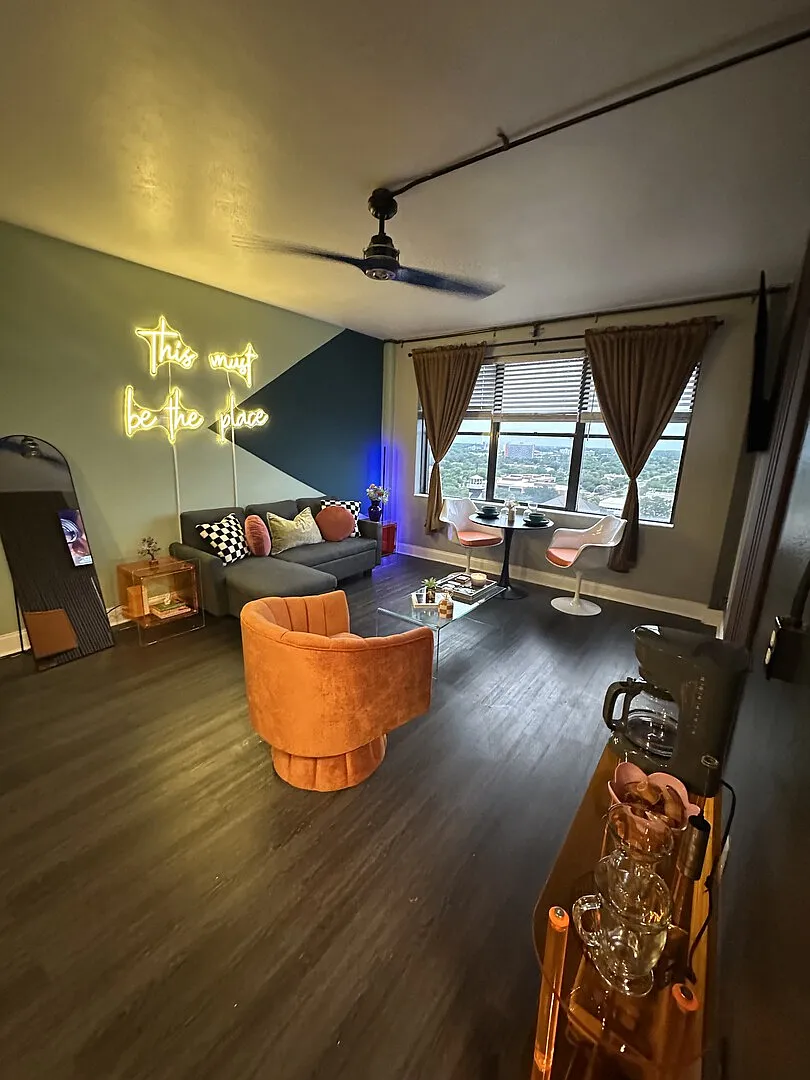 Sky high views condo — Photo 1