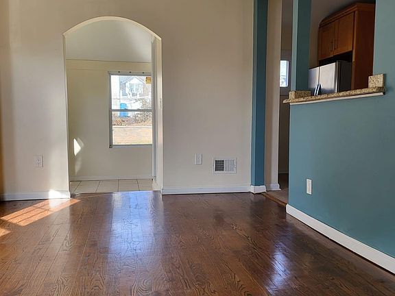 4th image of 413 E 4th Ave