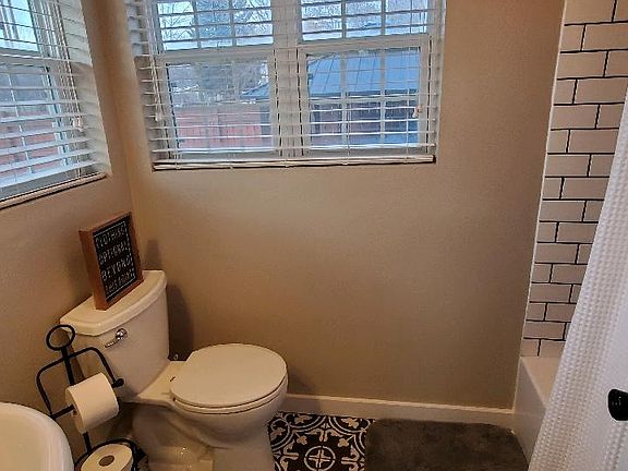 Main floor full bathroom