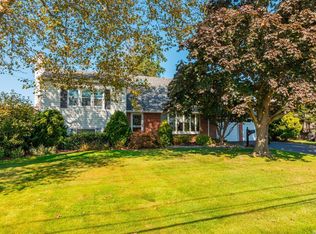 8 Davison Ln W, West Islip, NY 11795