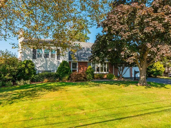 8 Davison Lane, West Islip, NY 11795