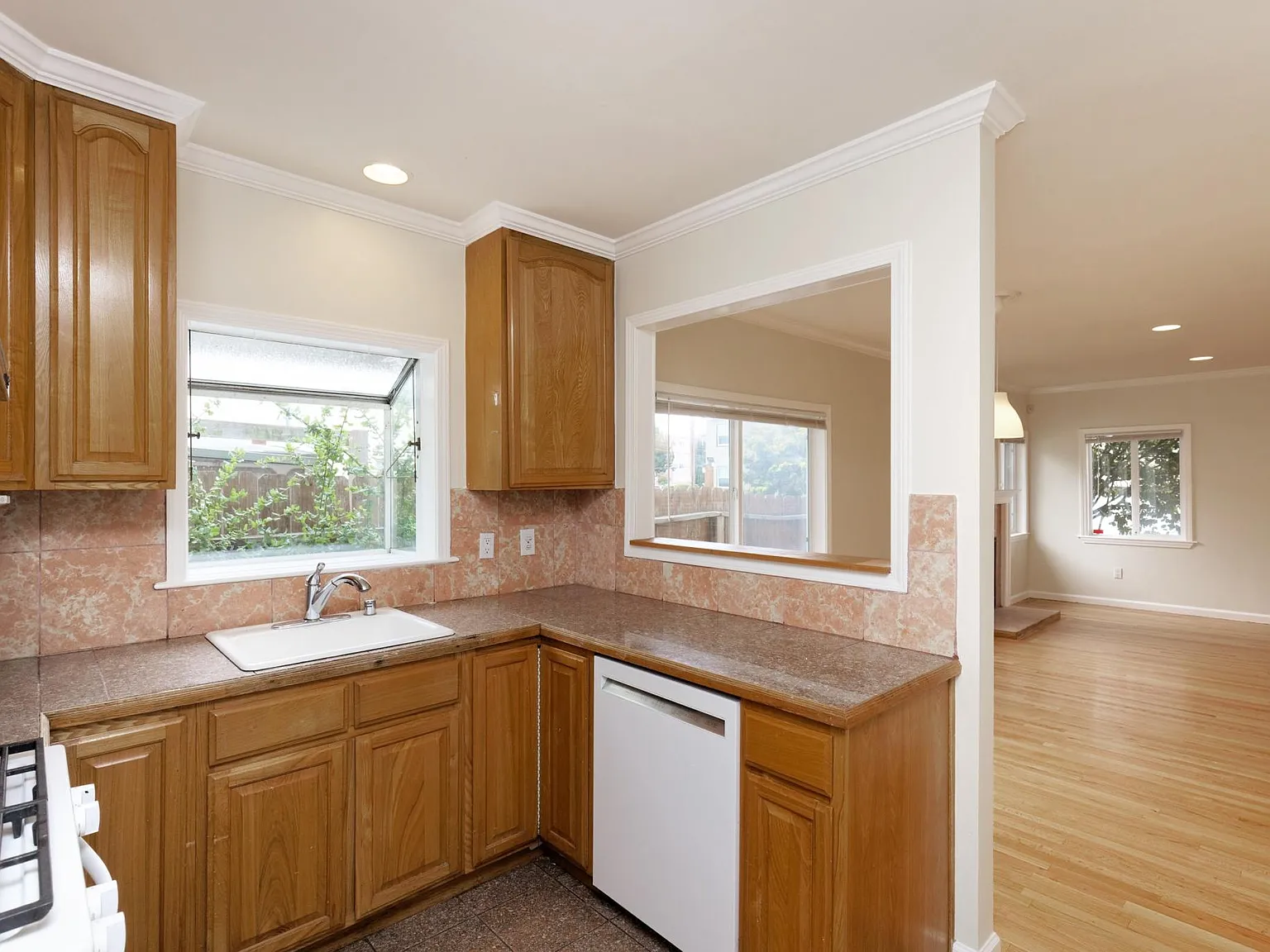 3 bed, 1472 sqft, $5,995 — Photo 4
