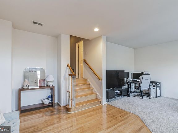 4th image of 789 Vestal St