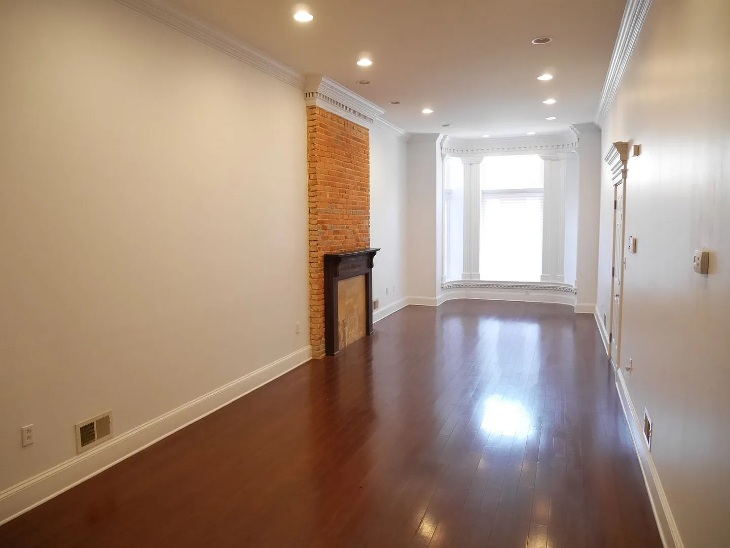 Spacious 3 Bedroom/ 2 Bath-Lower Level — Photo 3