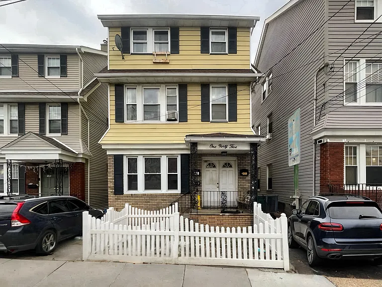 145 Maple St #2 — Photo 1