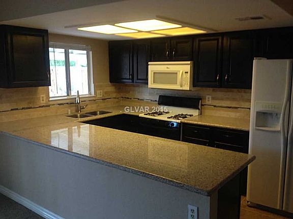 3rd image of 1701 Stoneybrook Dr