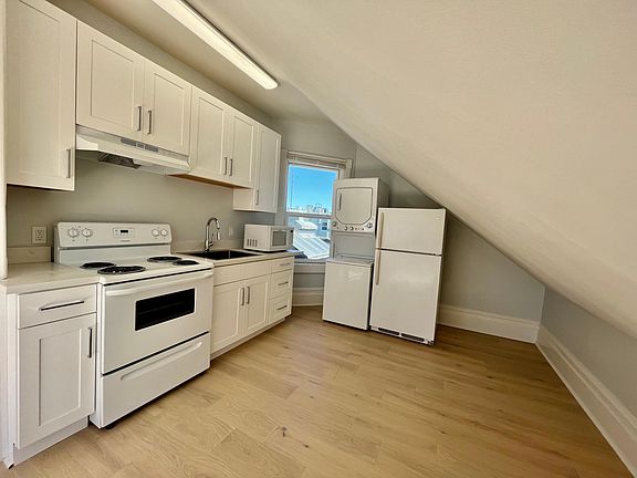 4th image of 634 Baker St APT 4