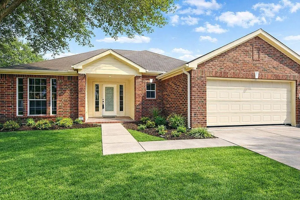 3 bed, 2.0 bath, 1815 sqft, $1,900 — Photo 1