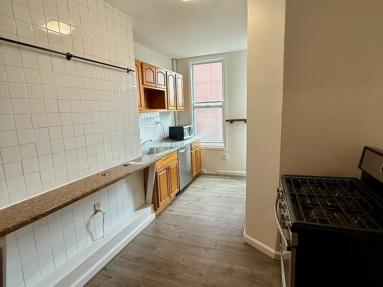 14 Wilson Ave #1R — Photo 1