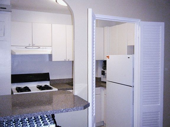 3rd image of 5800 Arlington Ave APT 2O
