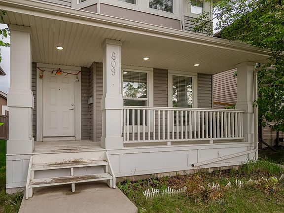 3rd image of 809 37a Ave NW