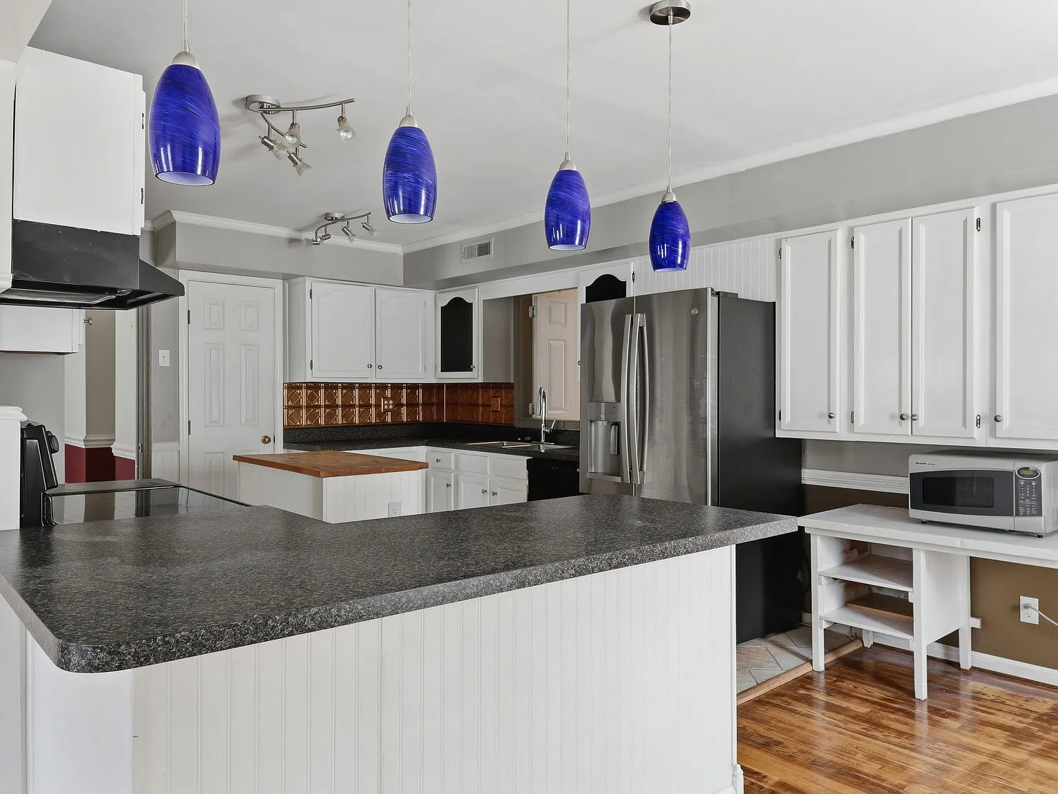 3 bed, 2600 sqft, $2,550 — Photo 2