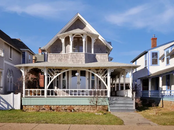 33 Ocean Ave, Oak Bluffs, MA 02557