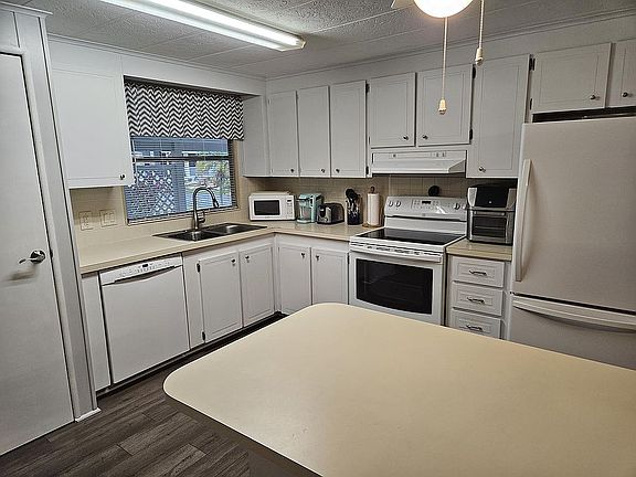 3rd image of 2621 Macon Cir