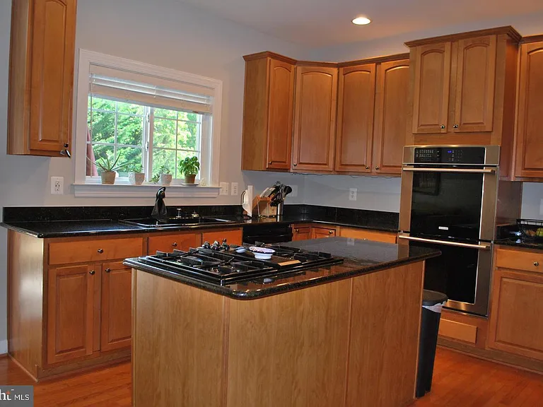 2309 Abby Rd — Photo 3