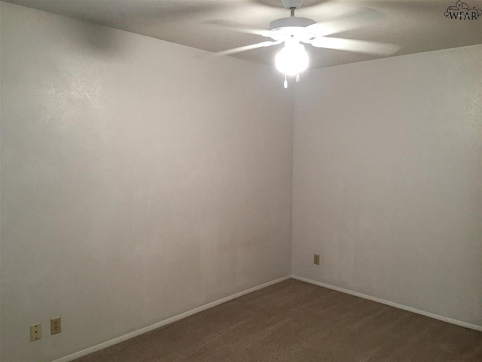 1st image of 905 Park Plaza Dr