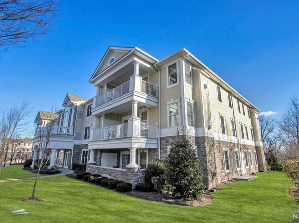 407 Four Seasons Ln, Montvale, NJ 07645