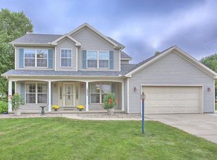 1802 Deer Run Dr, Mahomet, IL 61853