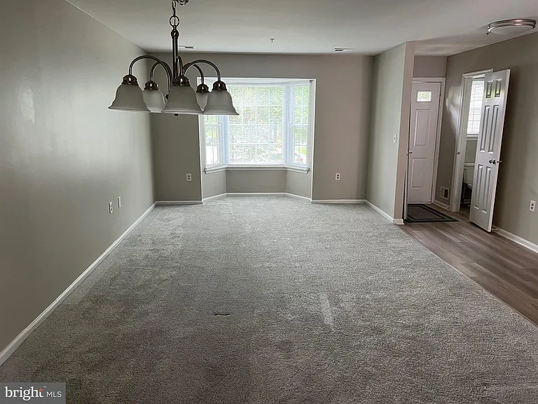 1031 Murdoch Ct — Photo 3