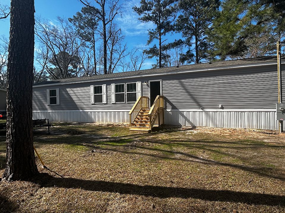 Spacious front yard.