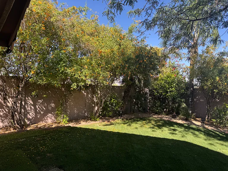1727 E Pontiac Dr — Photo 4