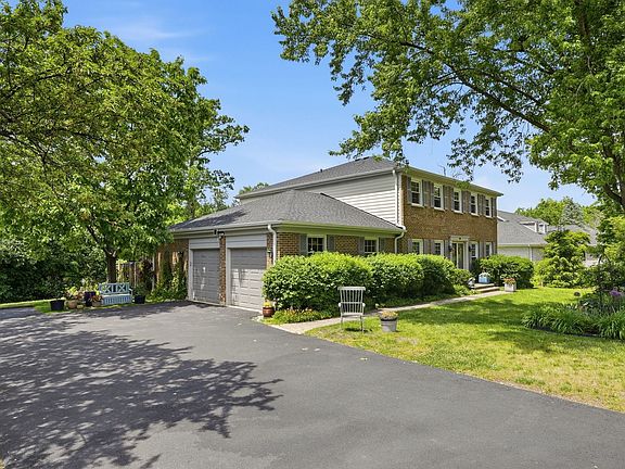 3rd image of 5 Middlebury Ln