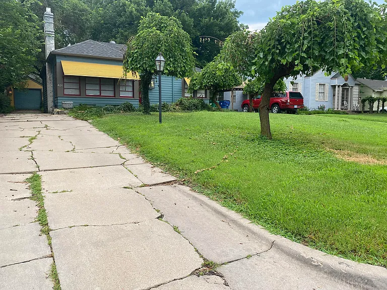 436 N Harding Ave — Photo 2