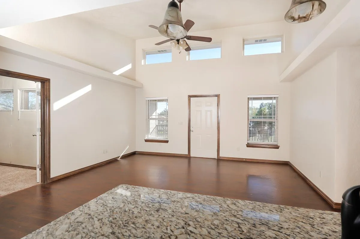 2 bed, 1000 sqft, $1,200 — Photo 4