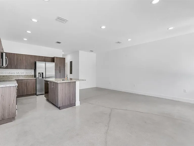 638 NW 15th Ave — Photo 4
