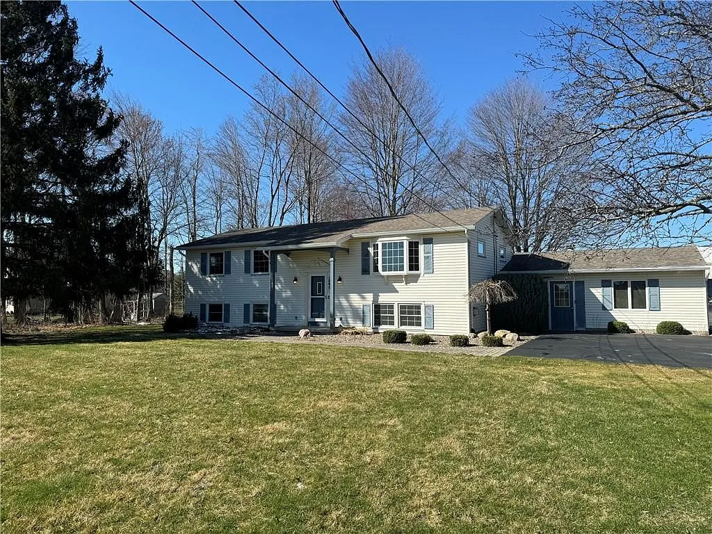 4 bed, 2.0 bath, 2628 sqft, $2,400 — Photo 1