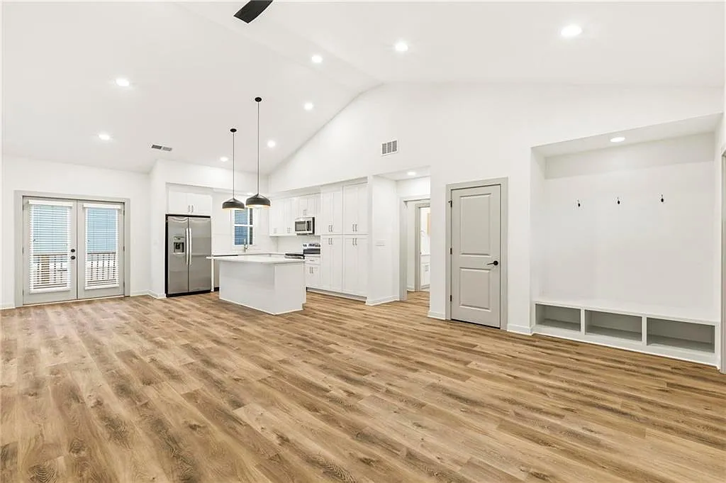4 bed, 2.0 bath, 1310 sqft, $3,200 — Photo 4