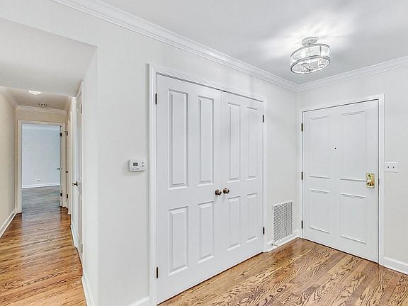 5th image of 140 Franklin Pl E APT 110