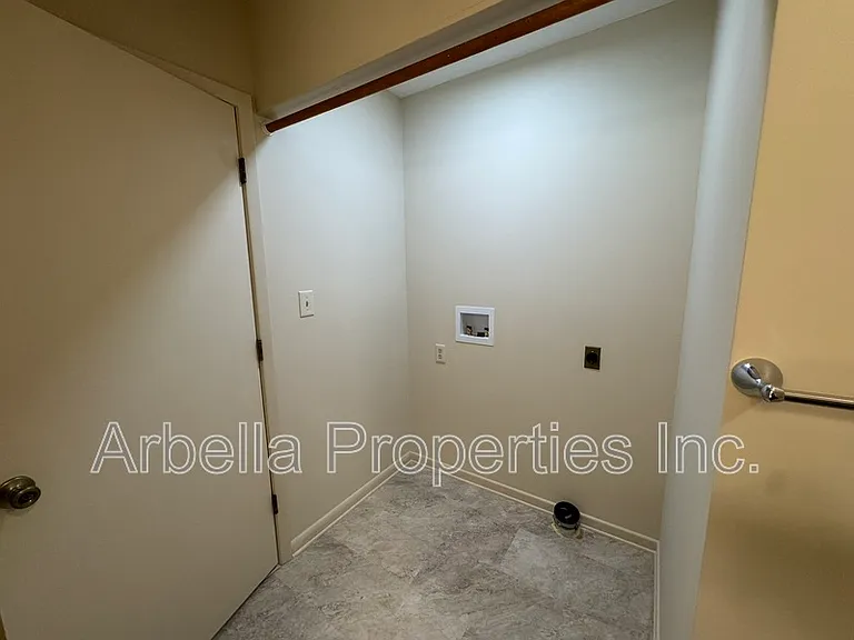 1029 Surmont Ct — Photo 16