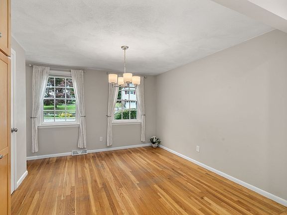 5th image of 165 Lockland Ave