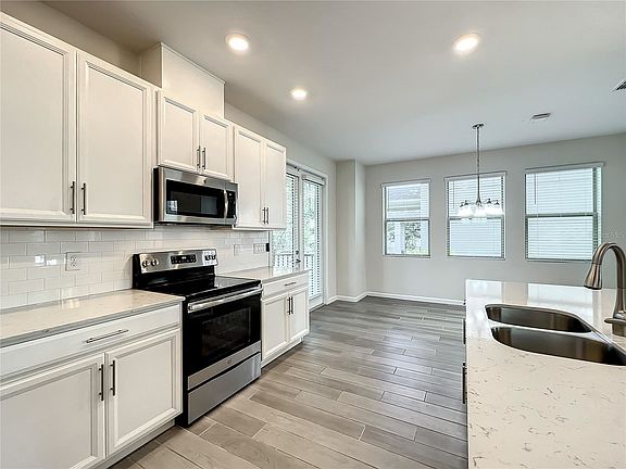 4th image of 218 Wooded Vine Dr