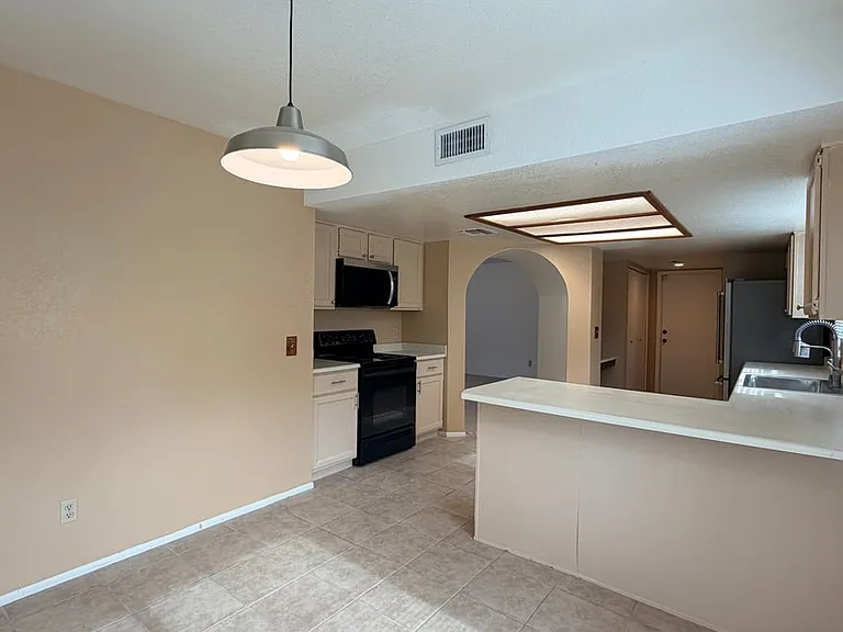 1559 E Whitten St — Photo 8