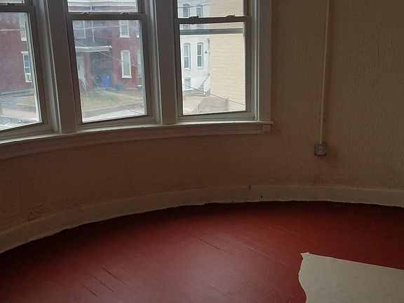 3rd image of 457 W Washington St APT 4