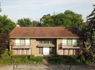 40 Chatham Ln, Oak Brook, IL 60523