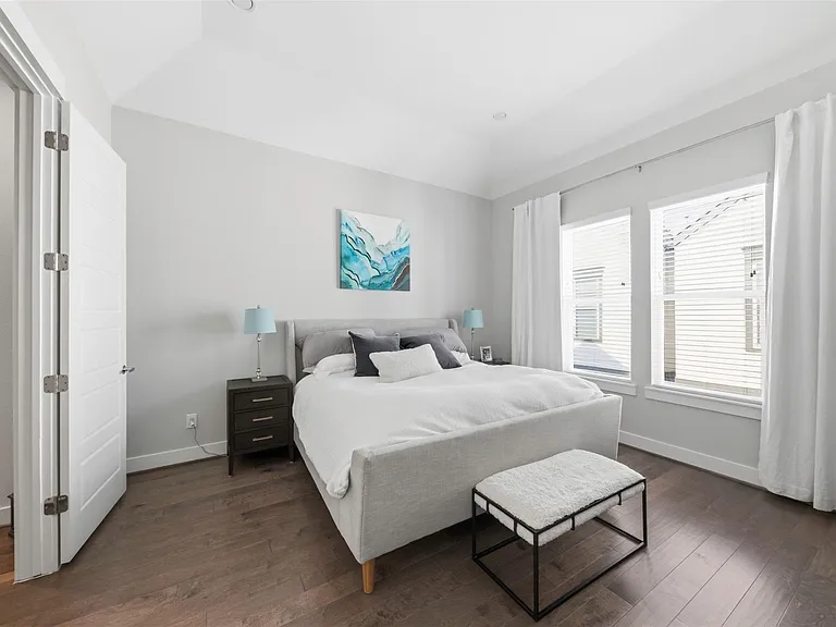 1116 W 15th 1/2 St #C — Photo 22