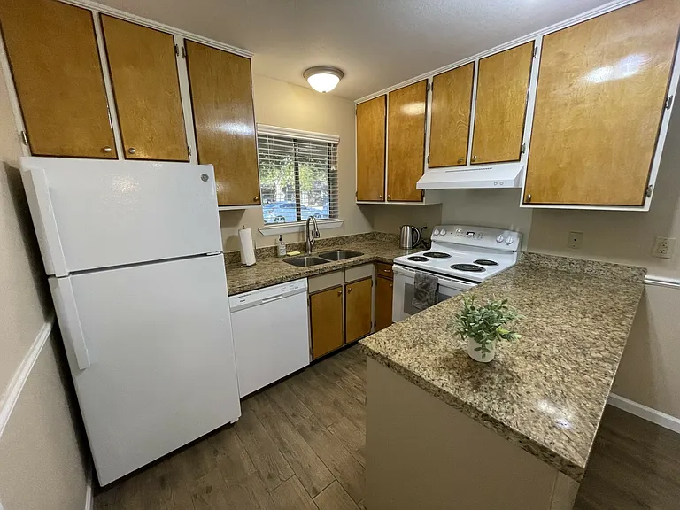 1710 Trinity Pl #B — Photo 3