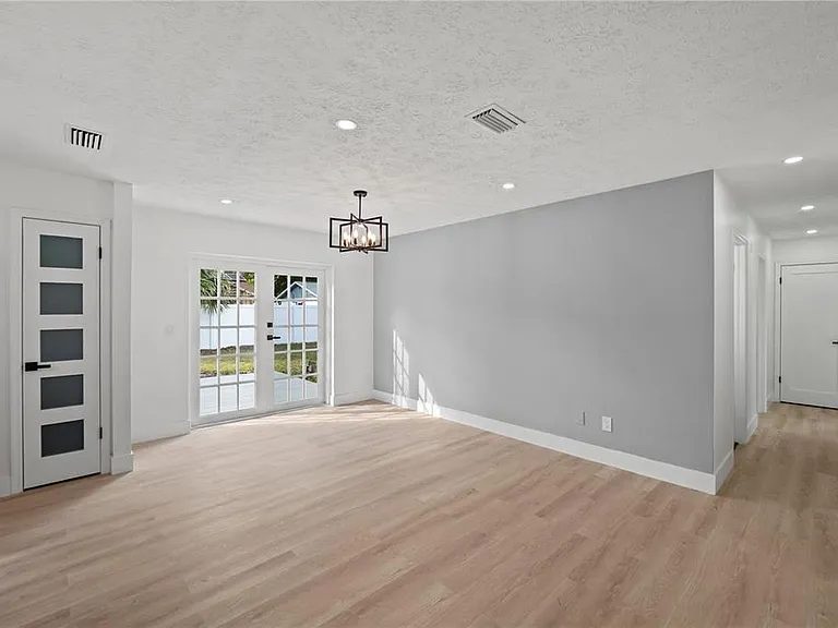 3206 Las Brisas Dr — Photo 1