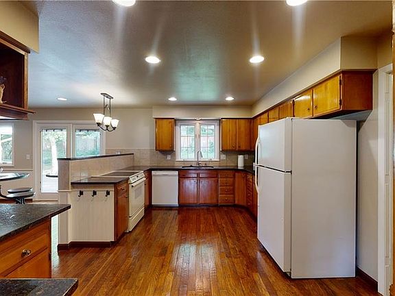 4th image of 2703 Gregory Dr S