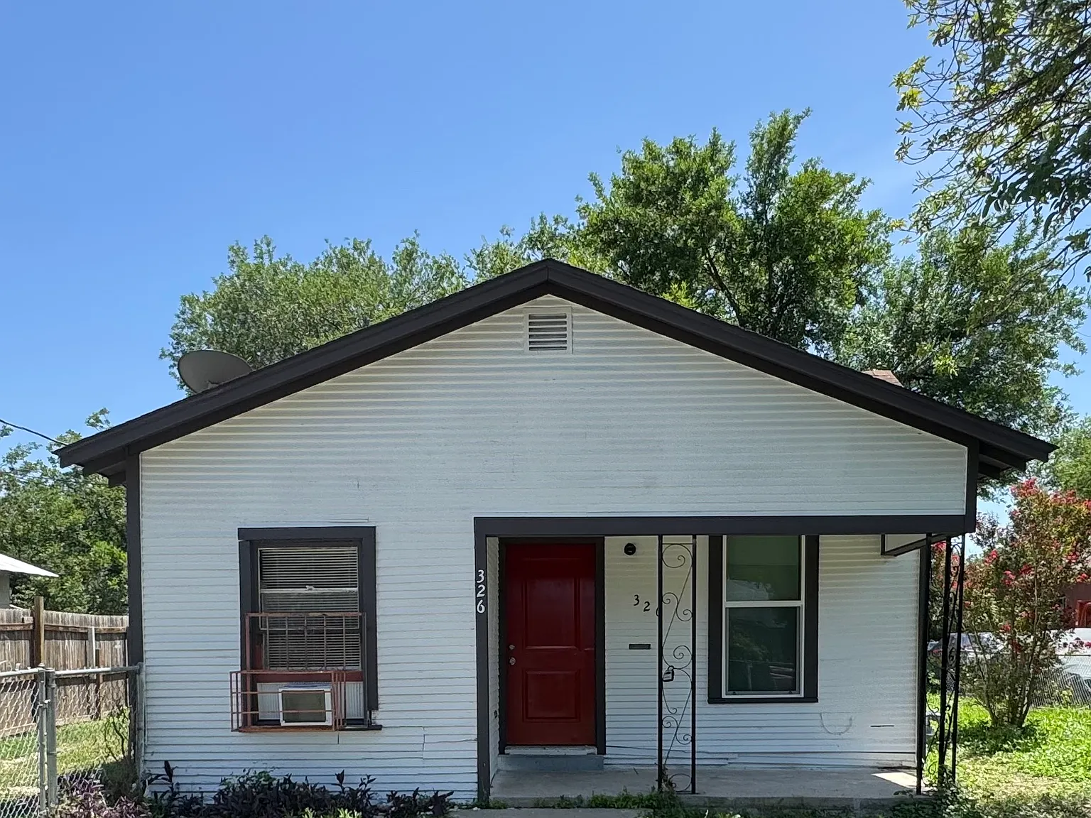 3 bed, 1400 sqft, $1,375 — Photo 1
