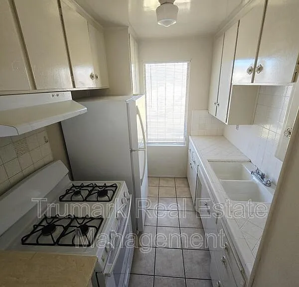 4619 Lexington Ave #5 — Photo 1