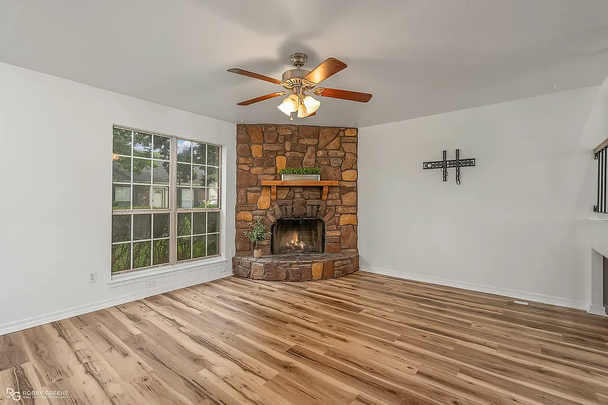 3 bed, 2.5 bath, 1656 sqft, $1,700 — Photo 2