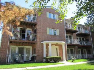 633 Quincy Bridge Ln APT 201, Glenview, IL 60025