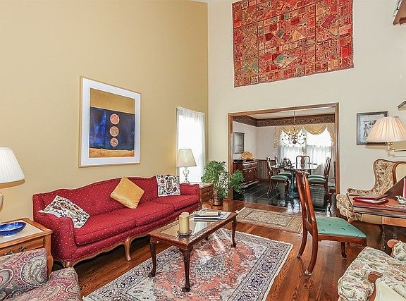 3rd image of 221 Schreiber Ave