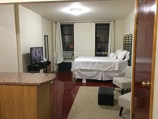 Rented by Natlane Equities | media 9