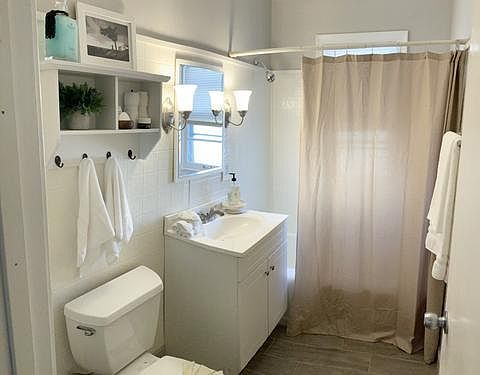 Main Floor Full Bathroom with Tub/Shower