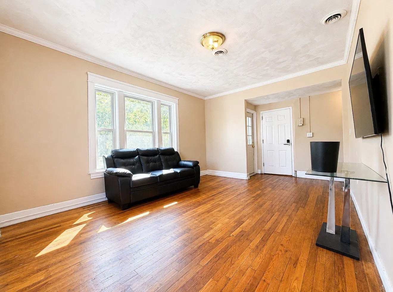 3 bed, 1.0 bath, 1000 sqft, $1,950 — Photo 2